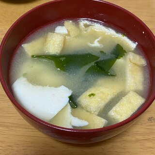 揚げ豆腐わかめ納豆味噌汁